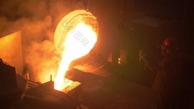 工业工人铸造金属冶金工厂<strong>成型</strong>熔融金属